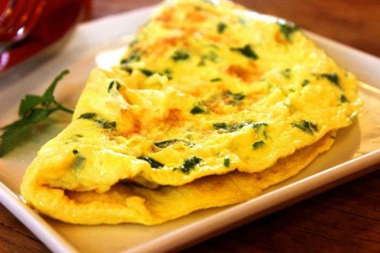 Câte calorii are o omletă din două ouă. Numărul diferă în funcție de ingredientele alese. Detaliul la care e bine să fii atent