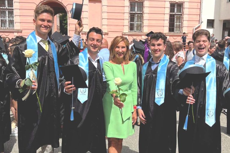 Carmen Iohannis, imagini de la festivitatea de absolvire. Cum și-a făcut apariția Prima Doamnă