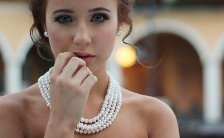 Colierul bunicii, din nou la modă. Cum să-l porți ca să atragi toate privirile