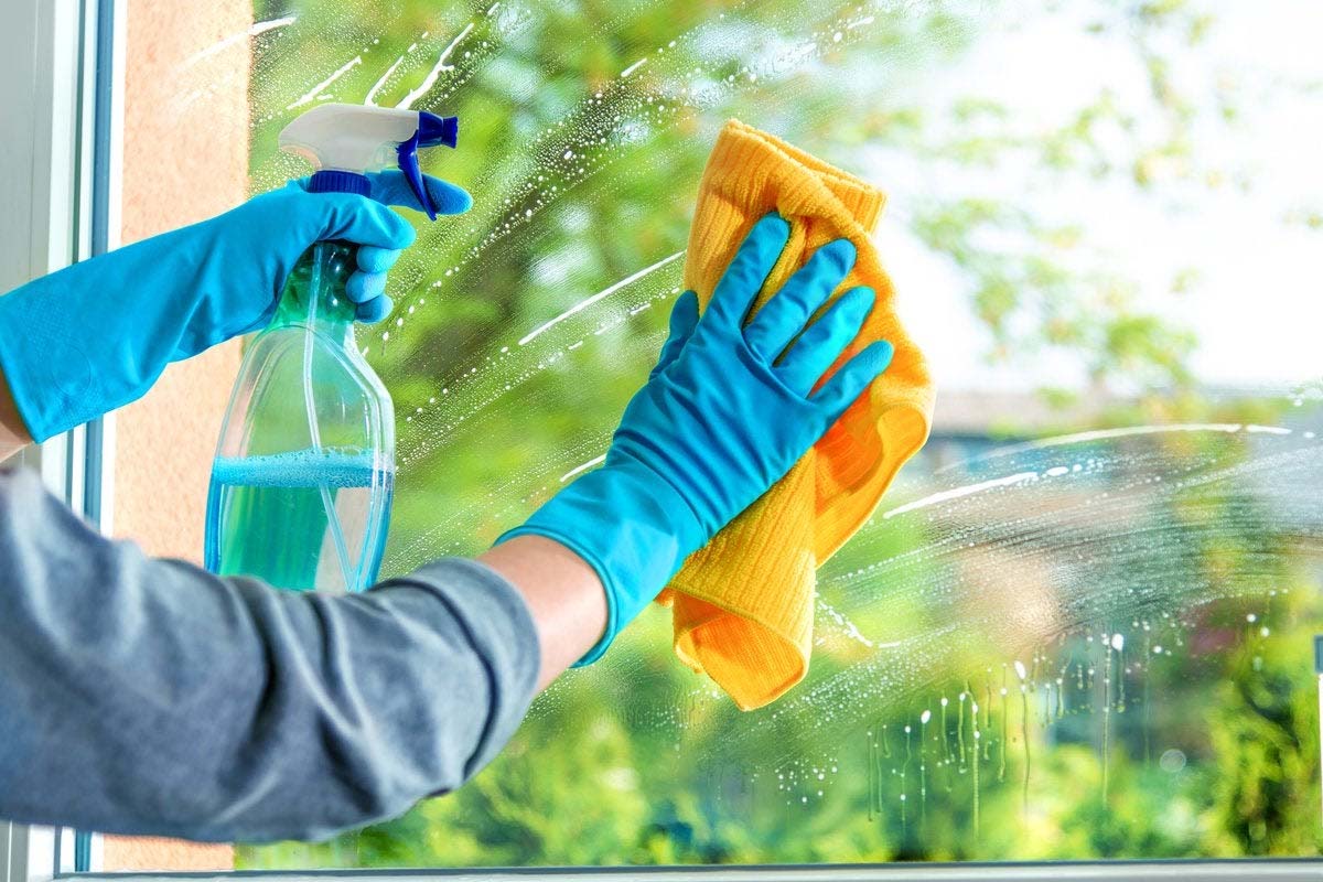 Cum poți șterge geamurile în exterior, fără să lași urme