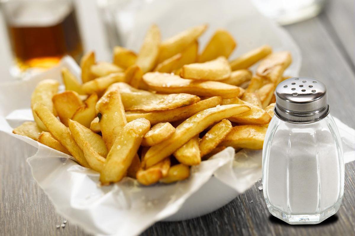 Cum se sarează corect cartofii prajiti