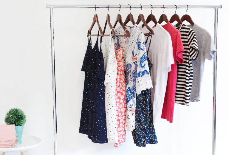 Cum trebuie să speli rufele ca să nu-şi mai piardă culoarea. Trucul pe care trebuie sa îl ştie toate gospodinele