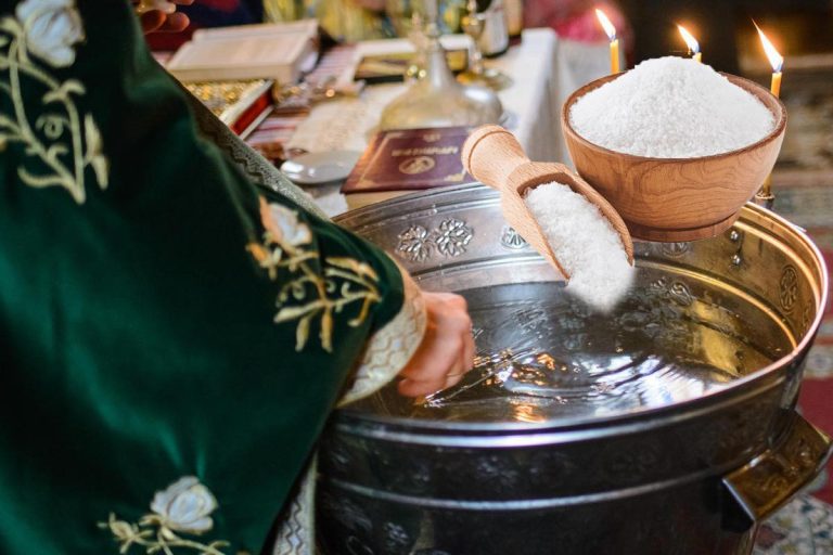 De ce este bine să pui sare în apa de la botez. Tradiții mai puțin știute
