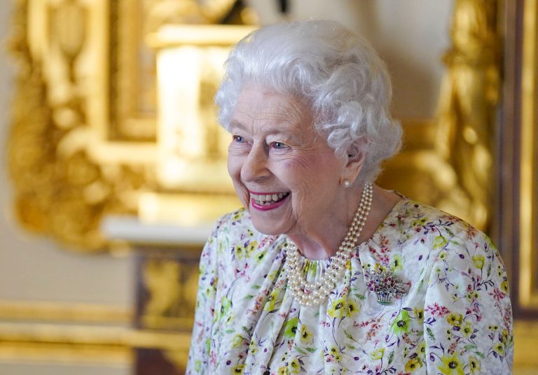 De ce nuanța de ruj purtată de Regina Elisabeta a fost păstrată secretă. Nimeni nu știe ce produs folosește suverana