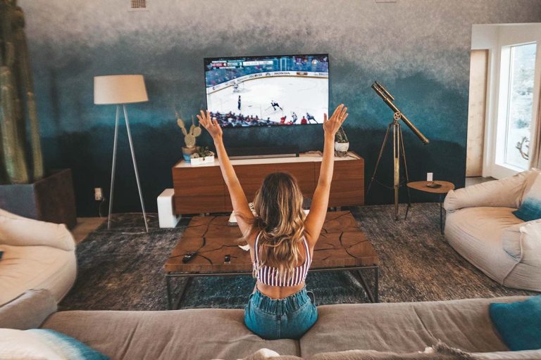 Distanța la care trebuie să pui televizorul față de canapea în funcție de dimensiune. Regula 20-20-20