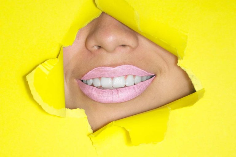 Fructul ieftin care îți albește dinții. Costă doar 60 de bani