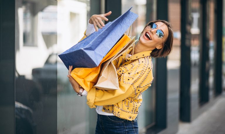 Porţi hainele noi fără să le speli? Motivul pentru care ar trebui să renunţi imediat la acest obicei