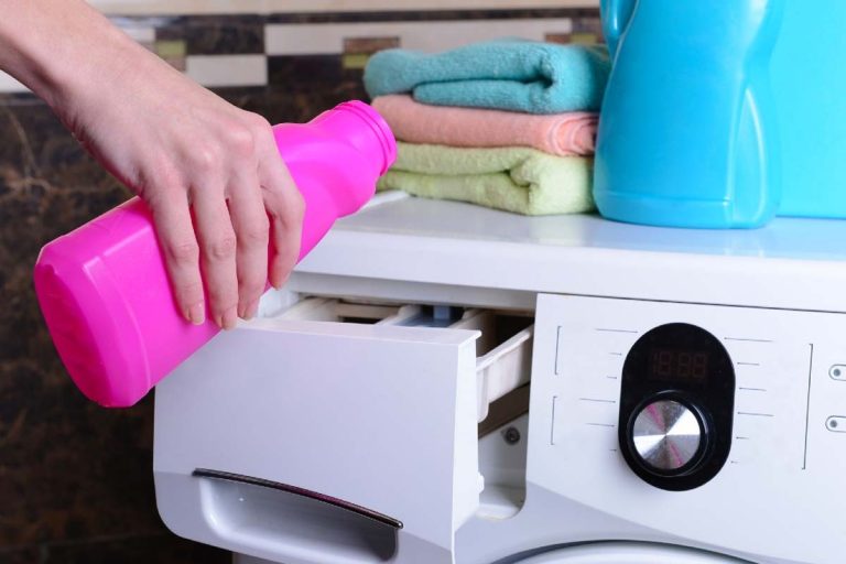 Trucul bunicii pentru haine albe imaculate. Cu ce trebuie să înlocuiești balsamul de rufe