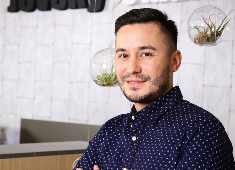 Ce trebuie să știe o mireasă atunci când își alege coafura de nuntă. Adrian Perjovschi, hairstylist: „Să fie cât mai simplă ca să reziste și să se potrivească cu imaginea totală”