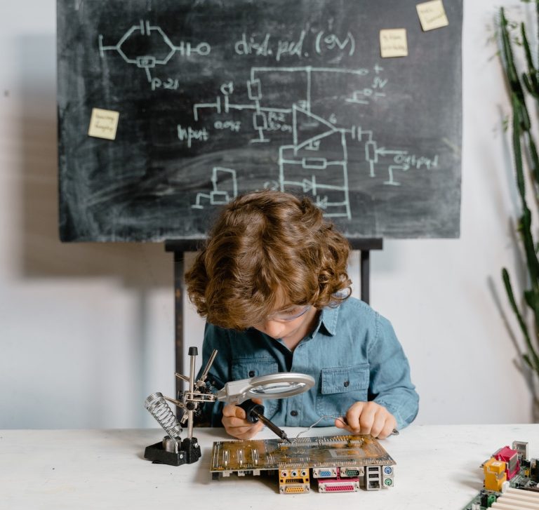 De la cine moștenesc, de fapt, copiii inteligența. Oamenii de ştiinţă au aflat adevărul