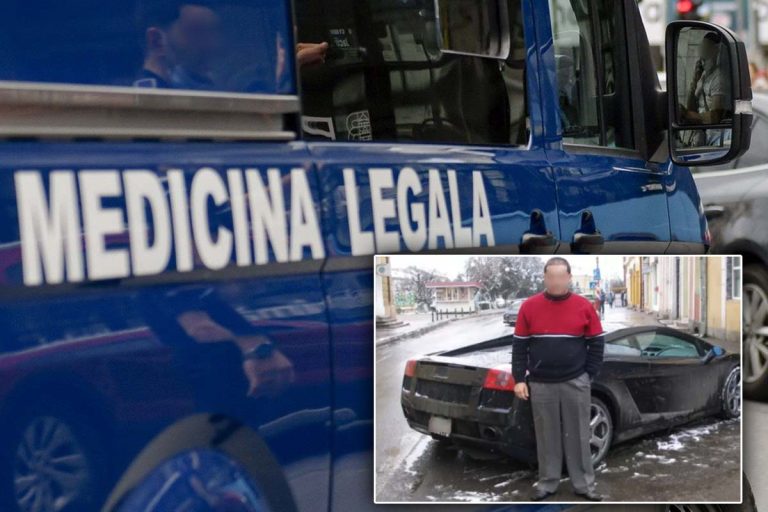 Trupul neînsuflețit al unui copil, găsit într-o cușcă de câine. Tatăl îl ascunsese ca să încaseze alocația