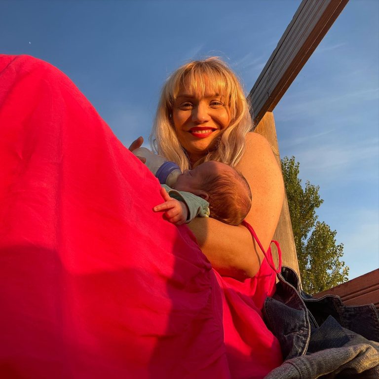 Cristina Cioran, apariție spectaculoasă la botezul fetiței sale! Vedeta a atras toate privirile