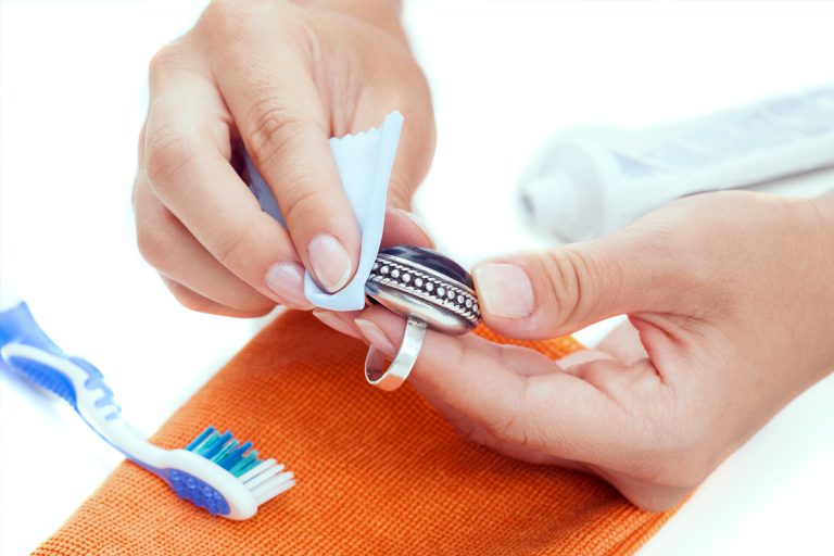 Cum se curăță argintul cu bicarbonat de sodiu. Trei metode rapide pentru întreținerea bijuteriilor