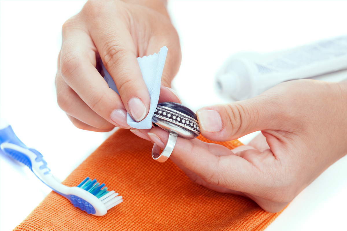 Soluții pentru curățarea argintului cu bicarbonat de sodiu