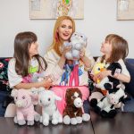 Fetițele locuiesc în momentul de față cu mama lor