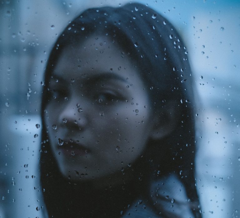 Mama are un amant. Am văzut-o cum se întâlneşte pe ascuns cu un bărbat foarte tânăr. Sunt dezamăgită profund