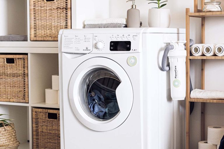 Ingredientul banal care elimină definitiv mirosul urât din mașina de spălat. Ce trebuie să lași peste noapte în ea