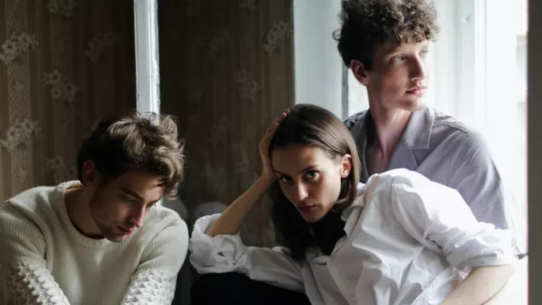 Prietenul soțului meu îmi face avansuri. Chiar nu știu cum să reacționez. Nu vreau să le distrug prietenia