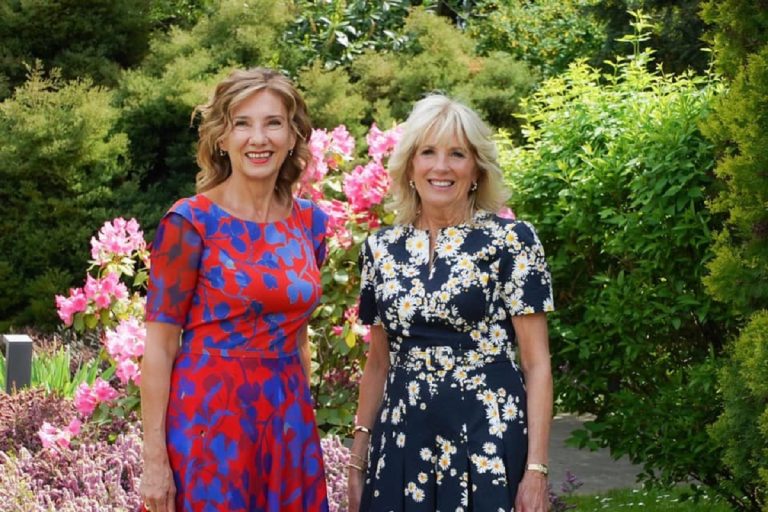 Unde ajung toate rochiile purtate de Carmen Iohannis la evenimentele oficiale. Andreea Ţincu a spus adevărul