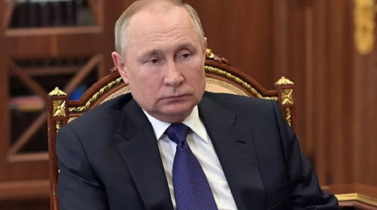 Vladimir Putin, o nouă apariție șocantă. Pete negre pe față, acoperite de machiaj