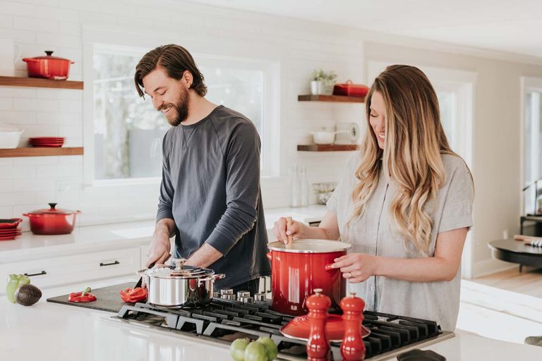 10 treburi casnice care te ajută să arzi multe calorii. Nu vei mai avea nevoie de sală