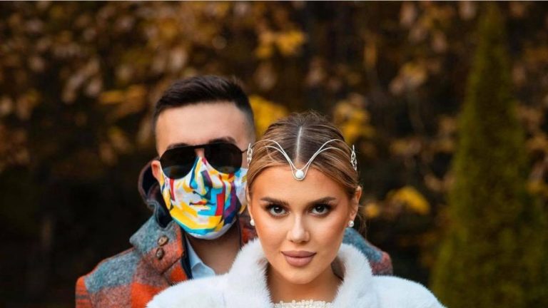 Ce spune Emily Burghelea despre iubitul ei, care își ascunde chipul: „Sunt și eu curioasă de momentul în care o să se afișeze fără mască” EXCLUSIV