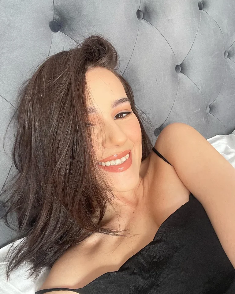 Celebra Mimi, despre problemele din adolescență: “Am fost complexată mulți ani de înălțimea mea, de urechile mari și de acnee” EXCLUSIV