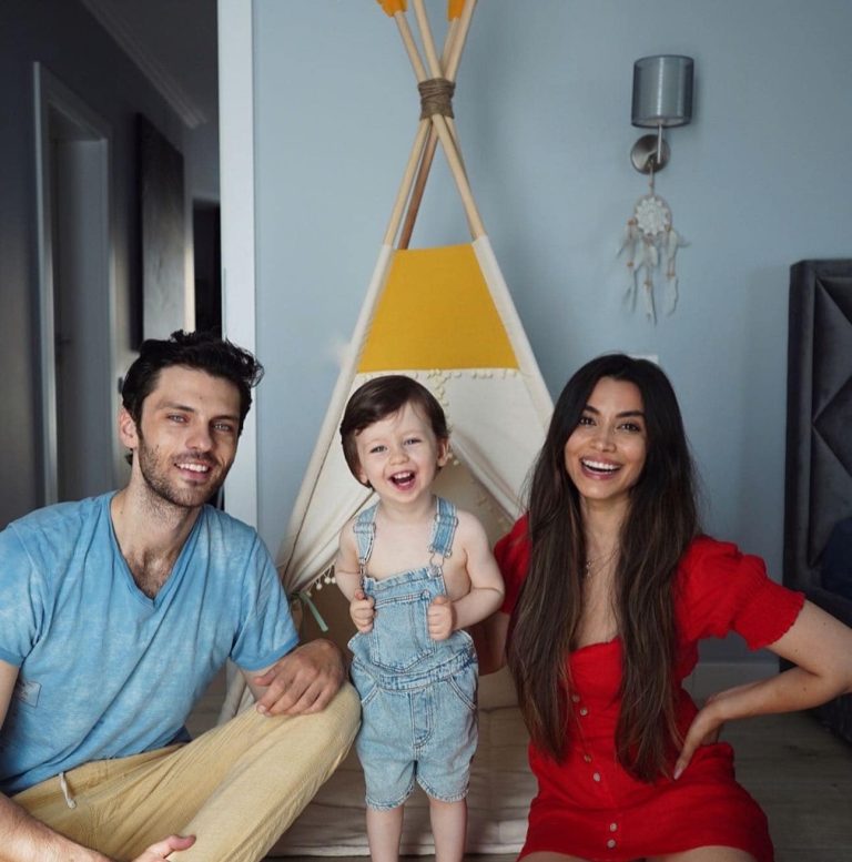 Lili Sandu nu se poate desprinde de fiul ei. Îl așteaptă 5 ore în curtea grădiniței: „Stau pe scări, trimit email-uri, ascult păsărelele” EXCLUSIV