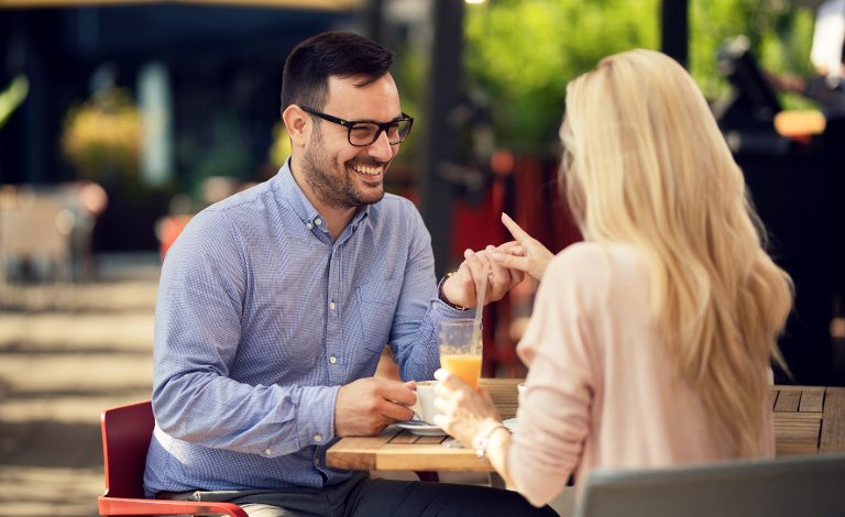 4 semne că te place, dar se ferește să îți arate