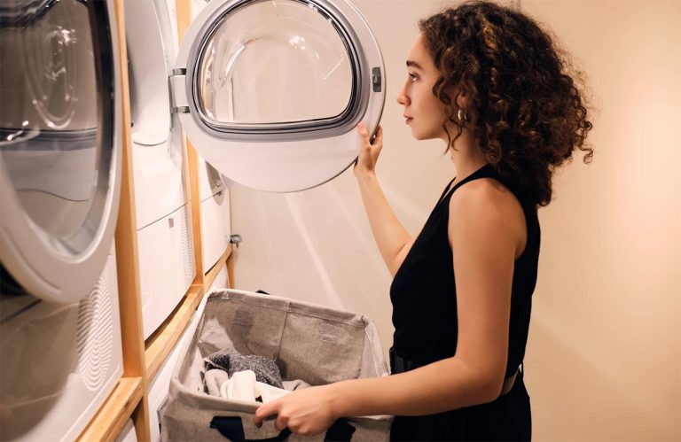 7 obiecte pe care să nu le bagi niciodată în mașina de spălat rufe. Se pot deteriora sau îți pot distruge mașina de spălat