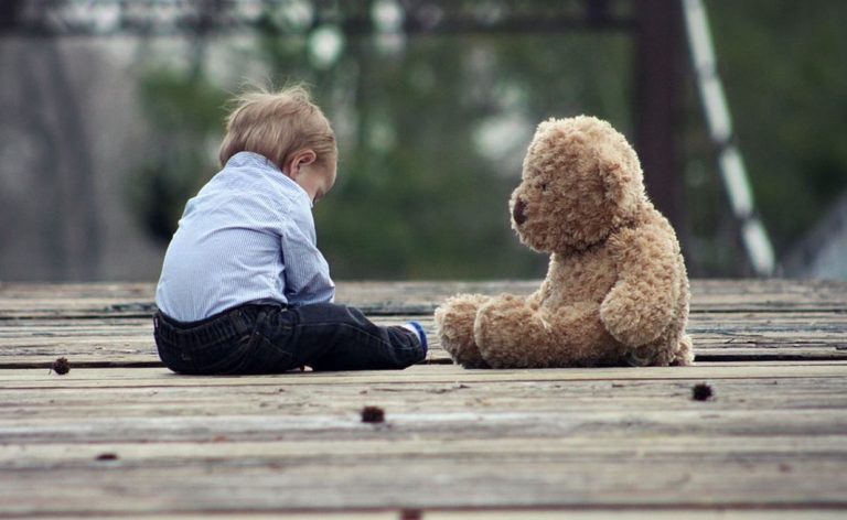 Ce înseamnă când visezi copil mic