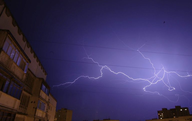 Ce nu e bine să faci niciodată în casă atunci când e furtună și fulgeră. Mesajul clar al specialiștilor