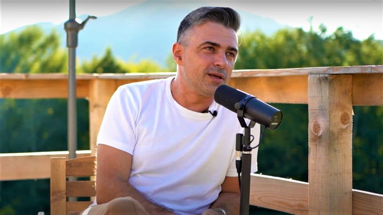 Cornel Ilie își caută inspirație pentru o nouă carte alături de fiica și de fiul lui, Zara și Cezar. „Ei îmi redau copilăria” EXCLUSIV