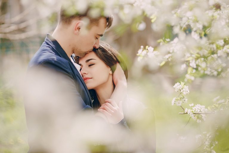 Cum poți face un bărbat să te divinizeze. Trucuri de seducție pe care orice femeie trebuie să le știe