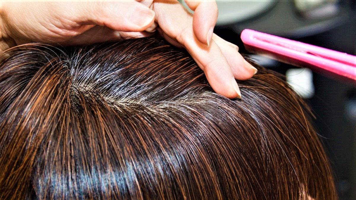 Cum scapi definitiv de firele albe. Șamponul natural din 2 ingrediente