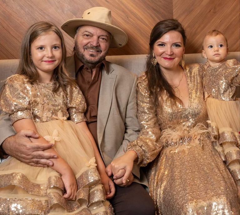 Ana Maria Socaciu și-a adorat tatăl. Pentru ea, Victor Socaciu a fost totul: ”Dacă nu mi-ar fi fost tată, sigur m-aș fi îndrăgostit platonic de el! Este idealul meu de bărbat!”. Exclusiv și poze de familie