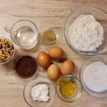 Acestea sunt ingredientele pentru rețeta de chec cu cacao și nucă