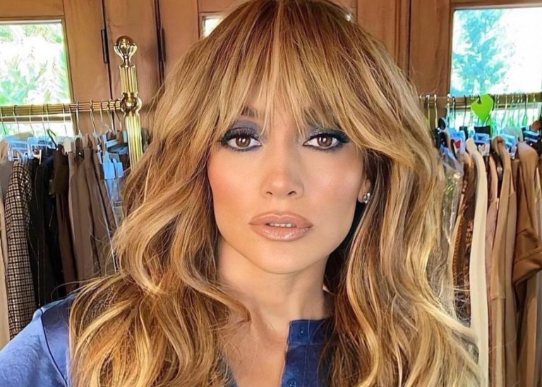 Învață de la Jennifer Lopez cum să porți satinul cu stil. Reguli de bază pentru o apariție strălucitoare