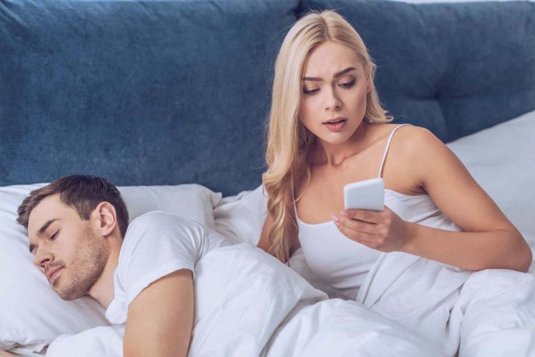 Semne clare care arată că o femeie are un amant. Gesturile care o dau imediat de gol