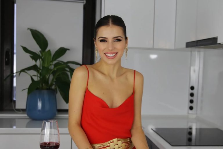 Actrița Cezara Munteanu muncește fără pauză. Ce i se întâmplă în fiecare an: “Nu îmi dau seama pe moment cât de tare mă obosesc, îmi dau seama doar când corpul clachează” EXCLUSIV