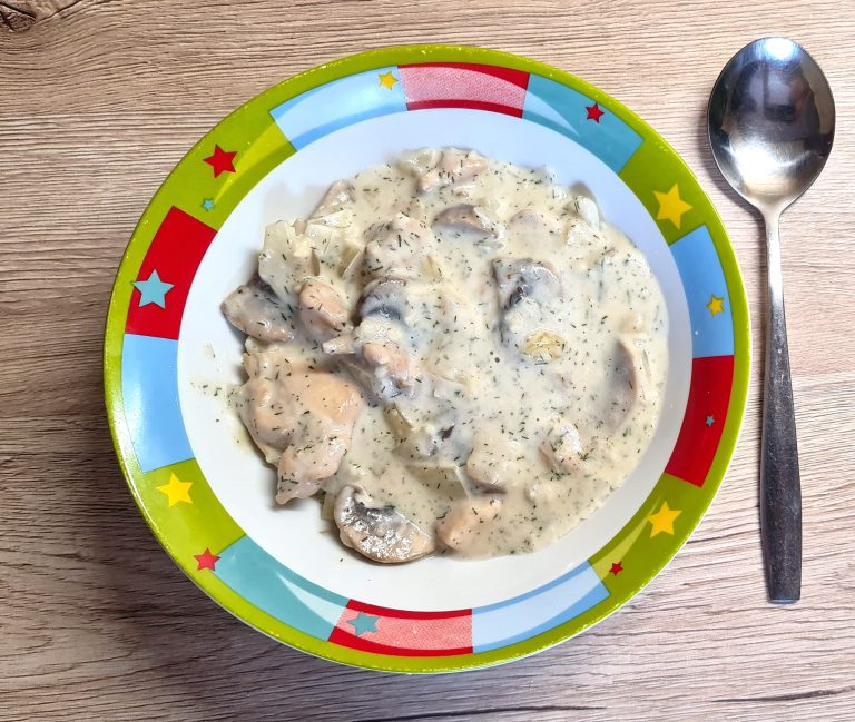 Ciulama de pui cu ciuperci și smântână. Ingredientul care îi dă un un gust special