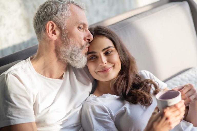 Partenerul îți poate „fura” tinerețea, dacă e mai în vârstă ca tine. E dovedit științific