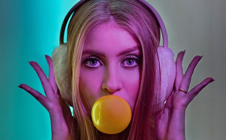 Ce se întâmplă, de fapt, în corpul tău dacă înghiți o gumă de mestecat. Explicația specialiștilor