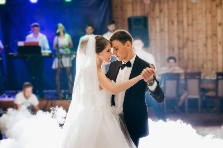 Cât se mai dă la nuntă în 2022. Suma pe care trebuie să o pui în plic