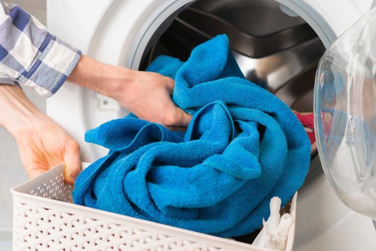 Ingredientul banal pe care să-l pui în mașină când speli prosoapele. Le face moi și albe ca la hotel