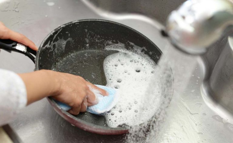 Nu spăla niciodată cu apă rece o tigaie fierbinte. Cât de periculos este acest obicei