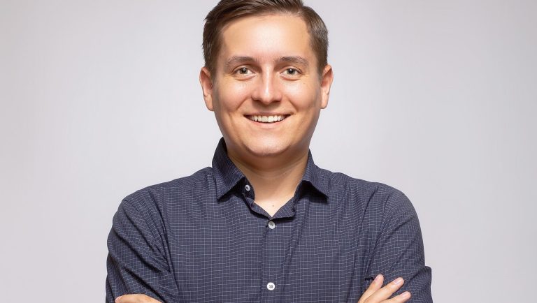 George Tănase s-a apucat de sketch-uri după ce nu și-a mai găsit locul în televiziune: „Stăteam pe banii părinților” EXCLUSIV