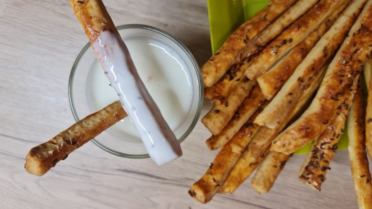 Sărățele fragede cu brânză telemea și chimen. Cea mai simplă și rapidă rețetă