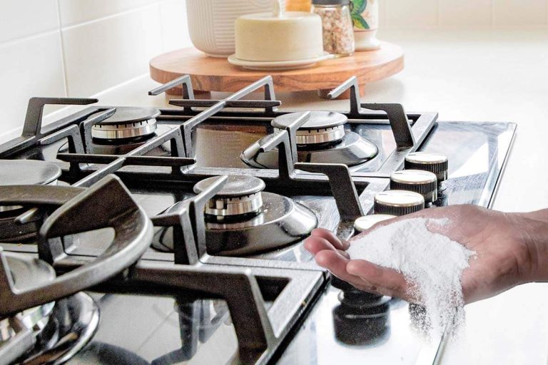 De ce să presari făină peste aragaz înainte de a-l curăța. Trucul este chiar genial și util pentru toate gospodinele