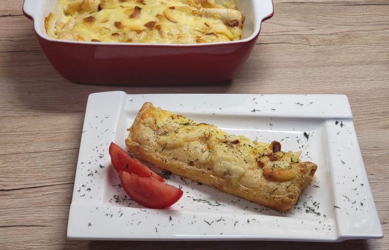 Rulouri de clătite sărate cu șuncă și ciuperci la cuptor. Ce trebuie să faci pentru a nu se forma cocoloașe